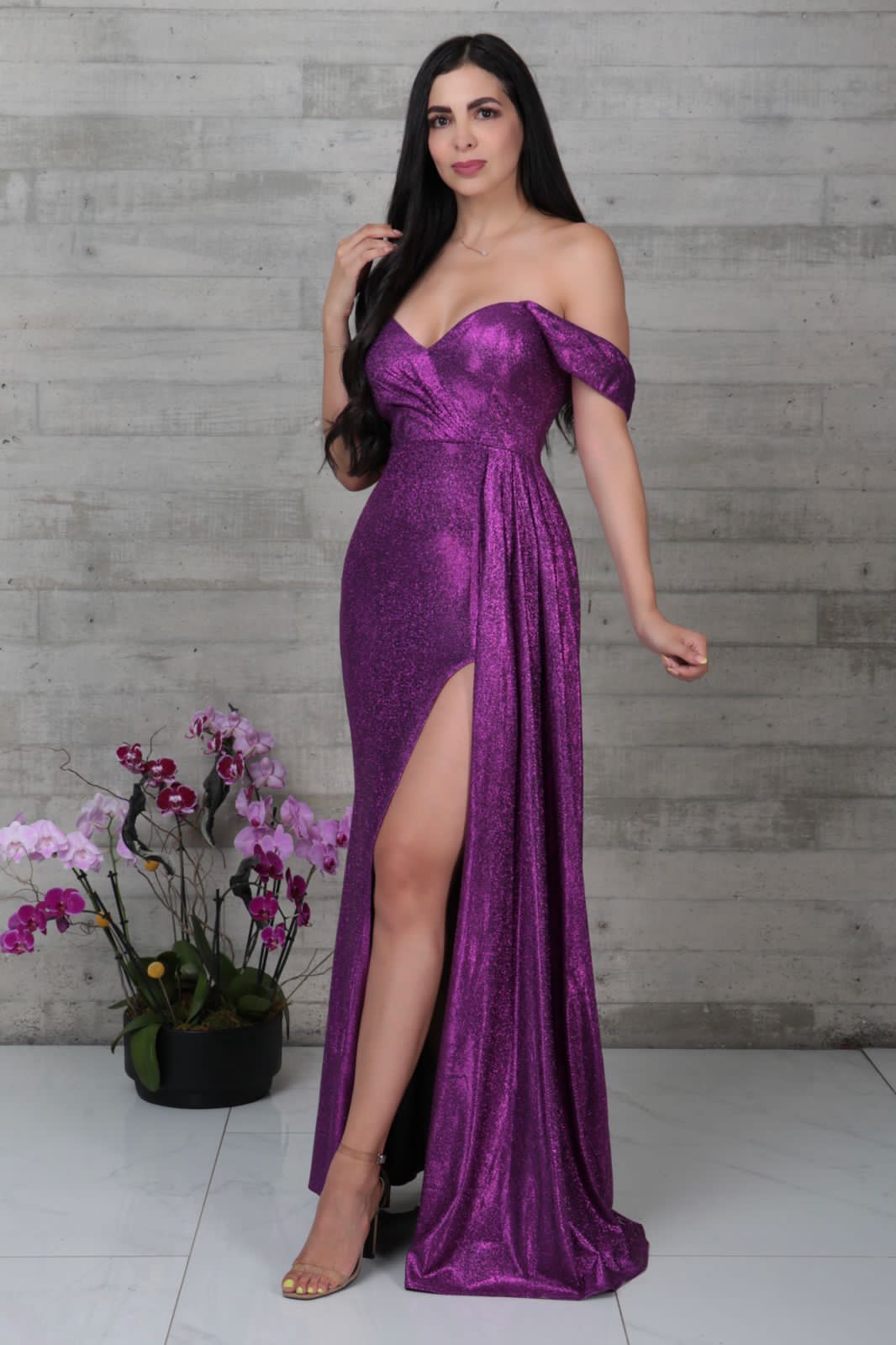 Vestido largo off-shoulder glitter Morado