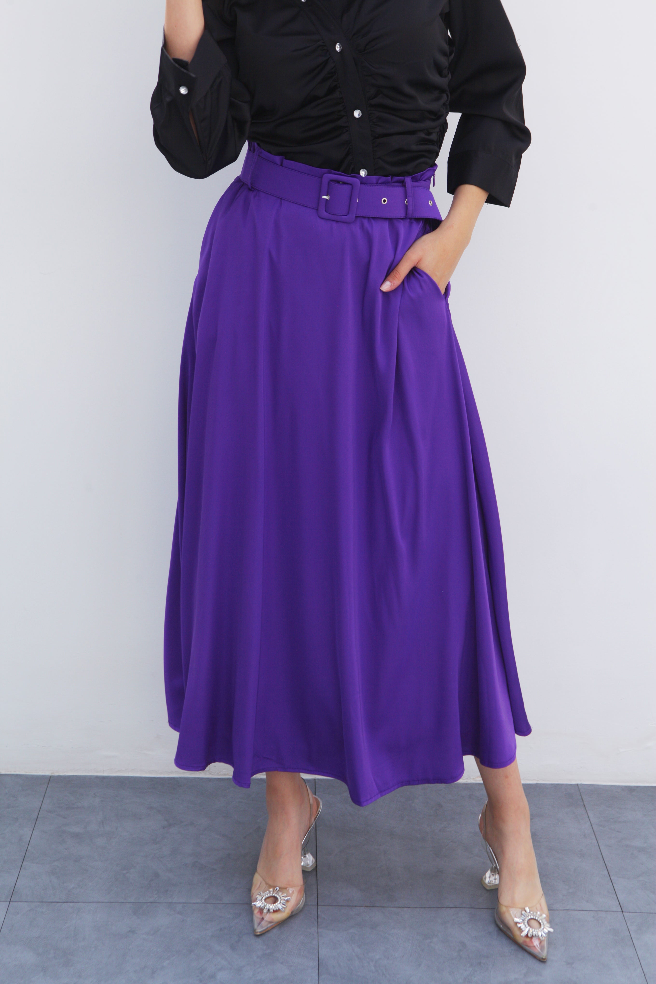 Falda en A satín con cinturón Morada