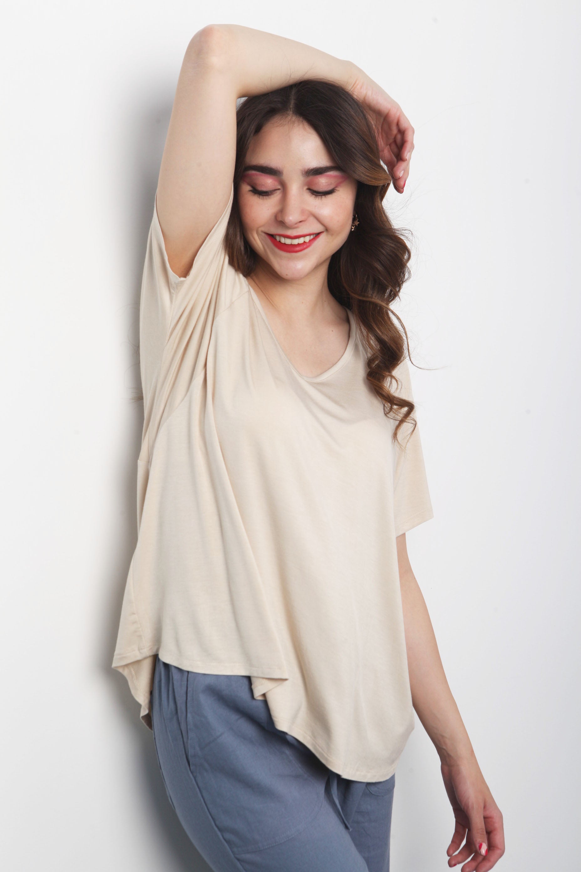 T-Shirt larga en algododón cuello V Beige