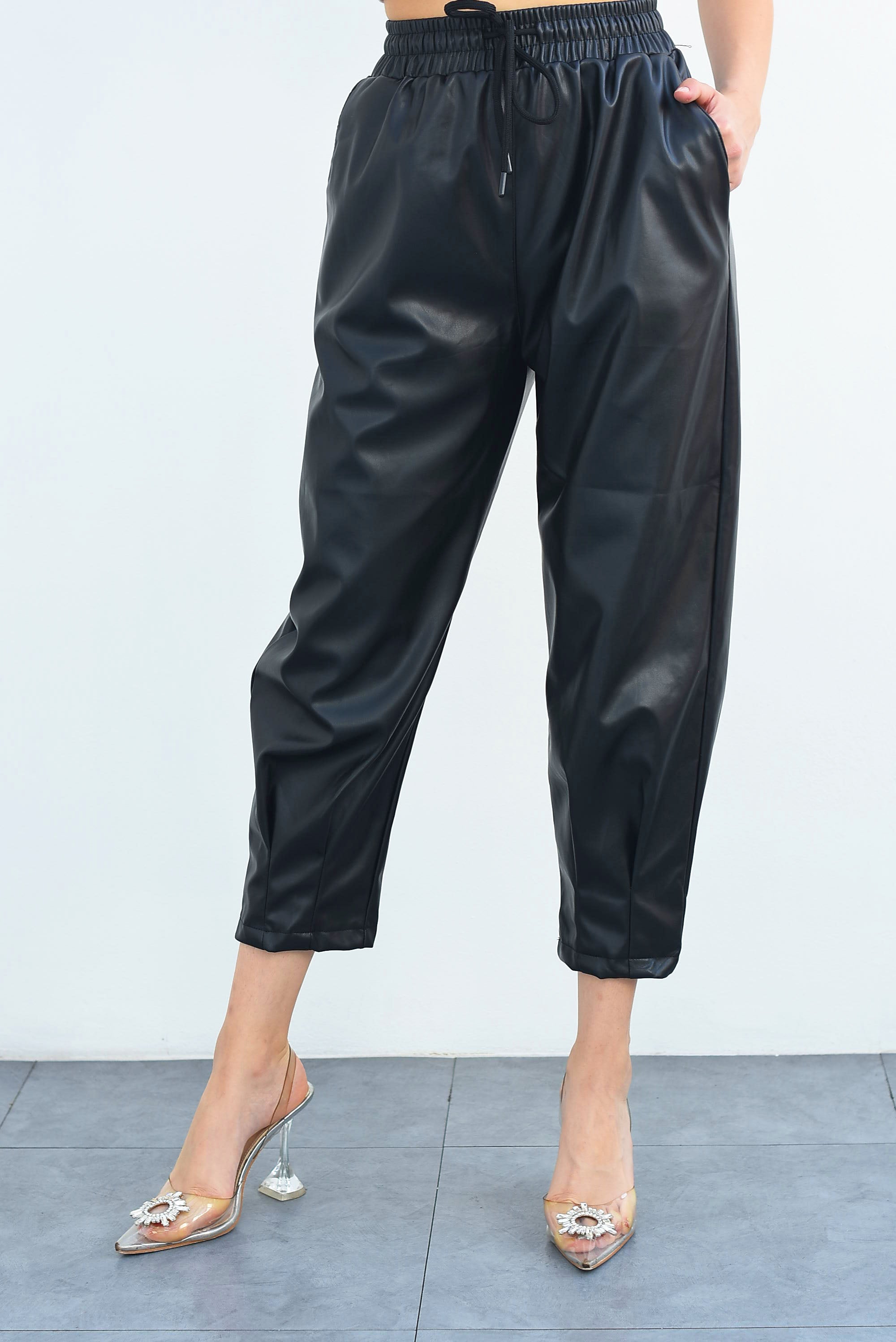 Pantalón slouchy vinipiel Negro