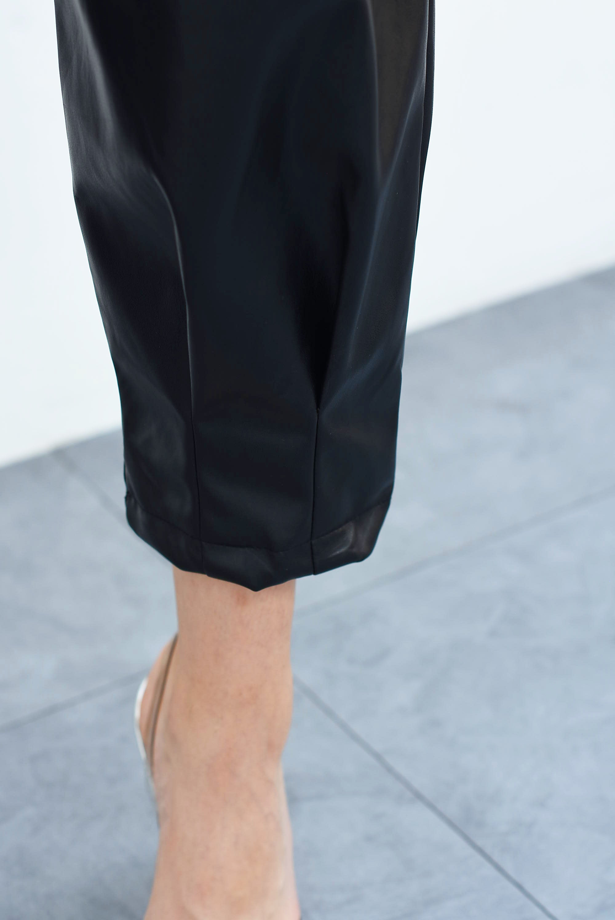 Pantalón slouchy vinipiel Negro