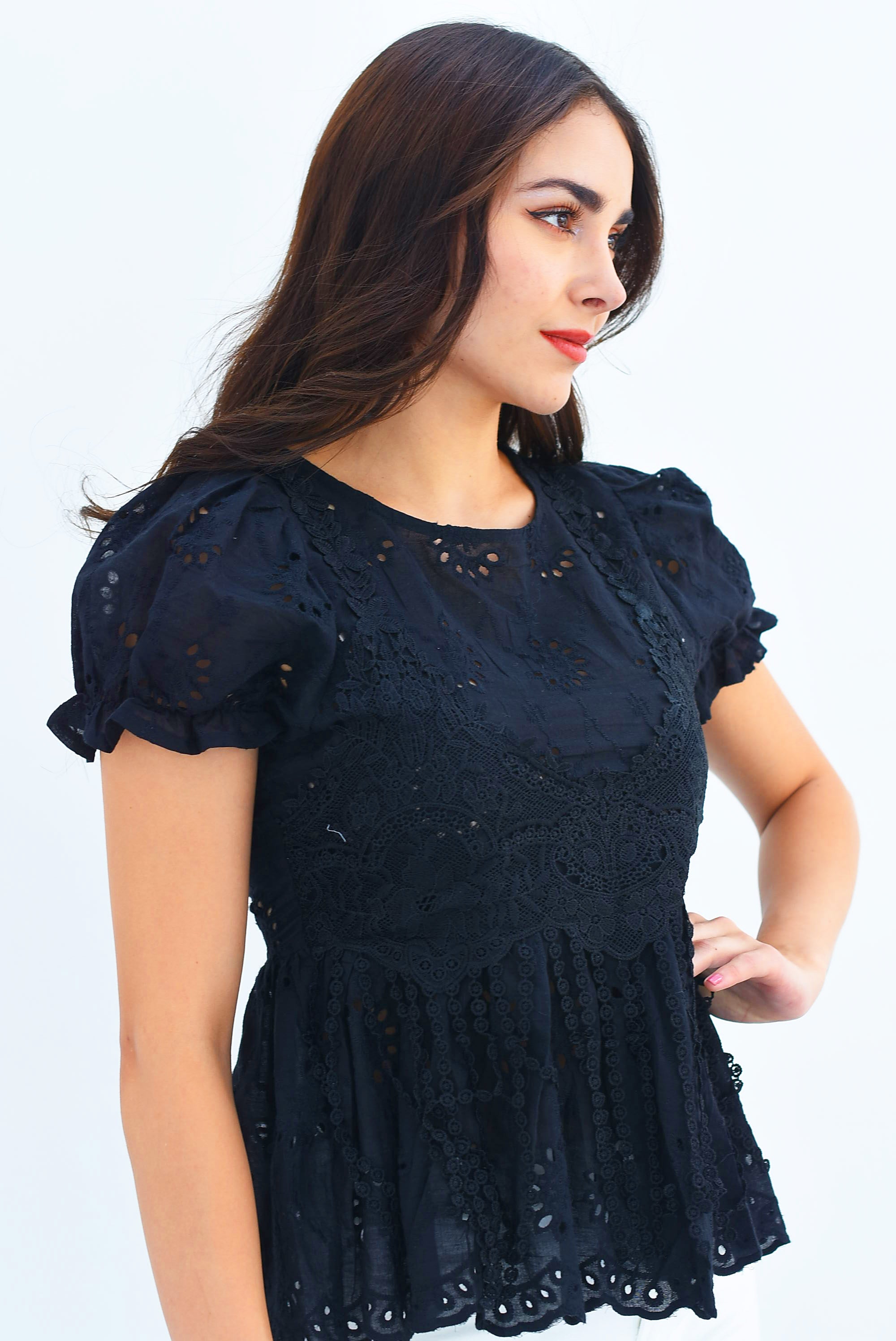 Blusa peplum calada Negra