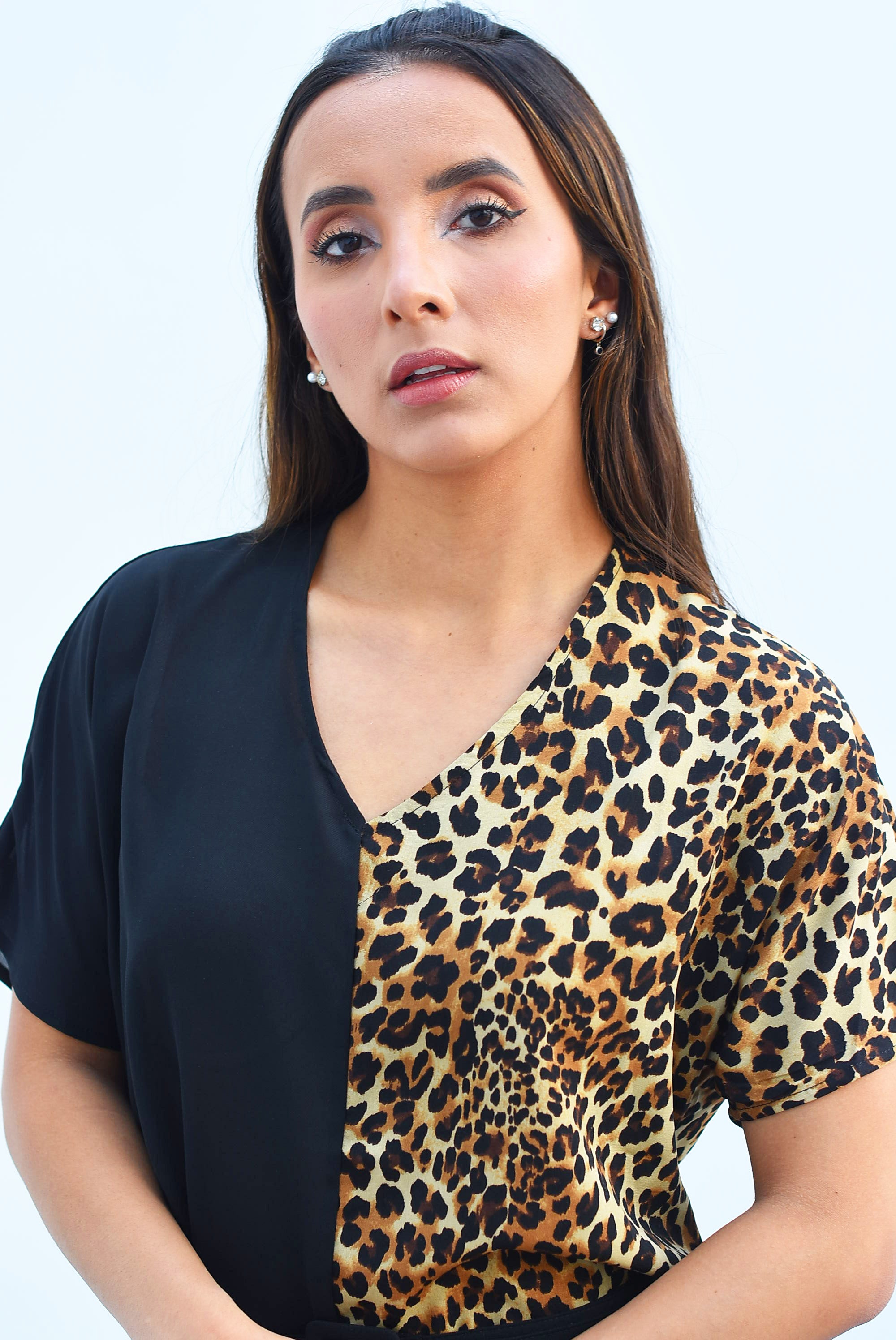 Blusa cuello V  bitono Leopardo