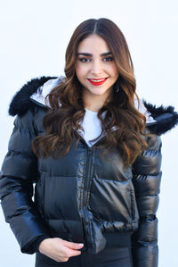 Fashion Styled Chamarra puffer gorro fur Negra