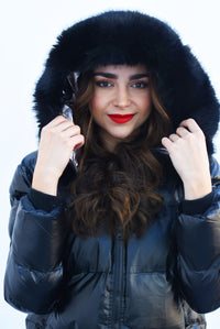 Fashion Styled Chamarra puffer gorro fur Negra