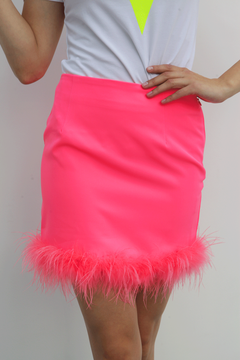 Minifalda plumas Rosa Neón