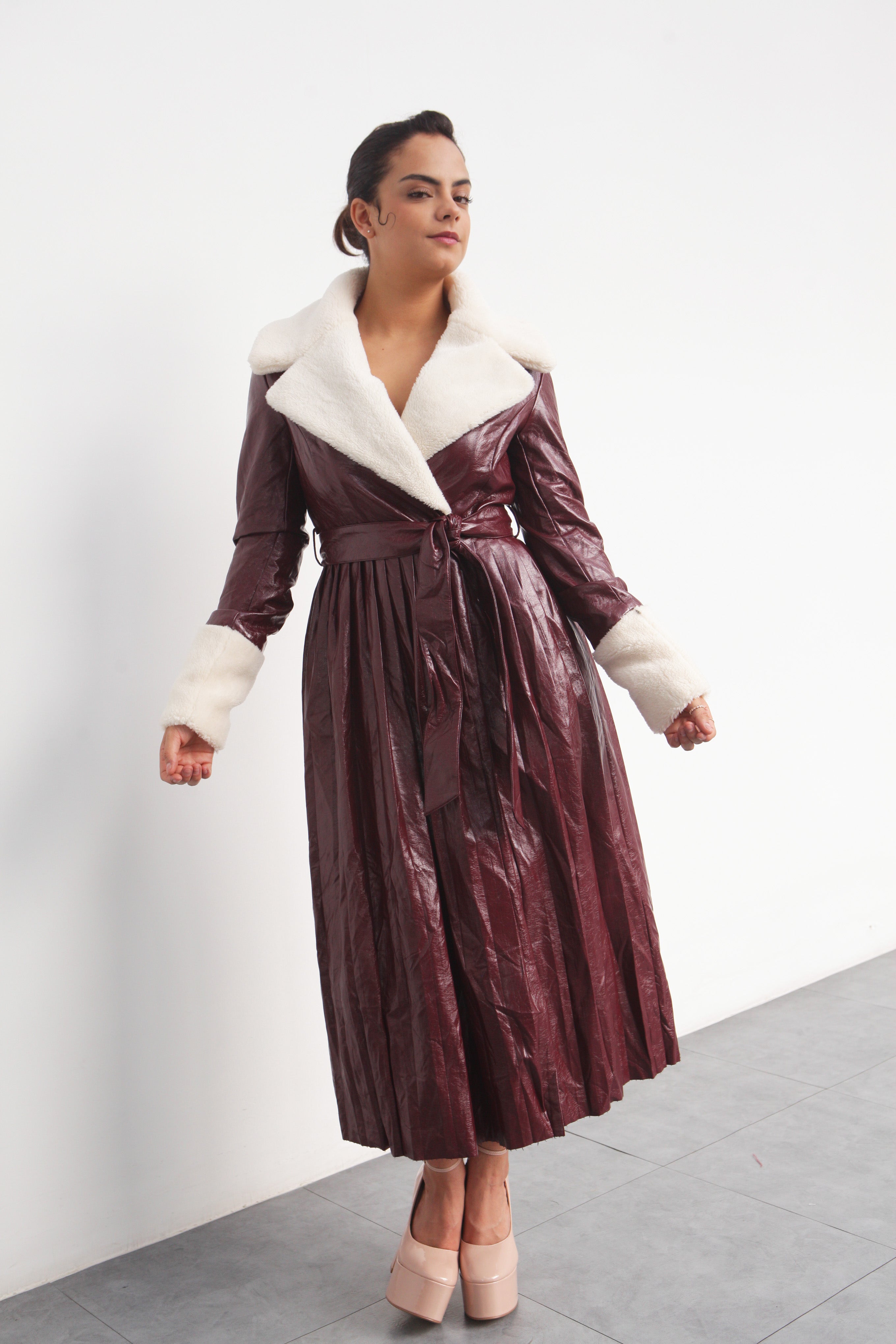 Abrigo largo vinipiel con borrega Vino