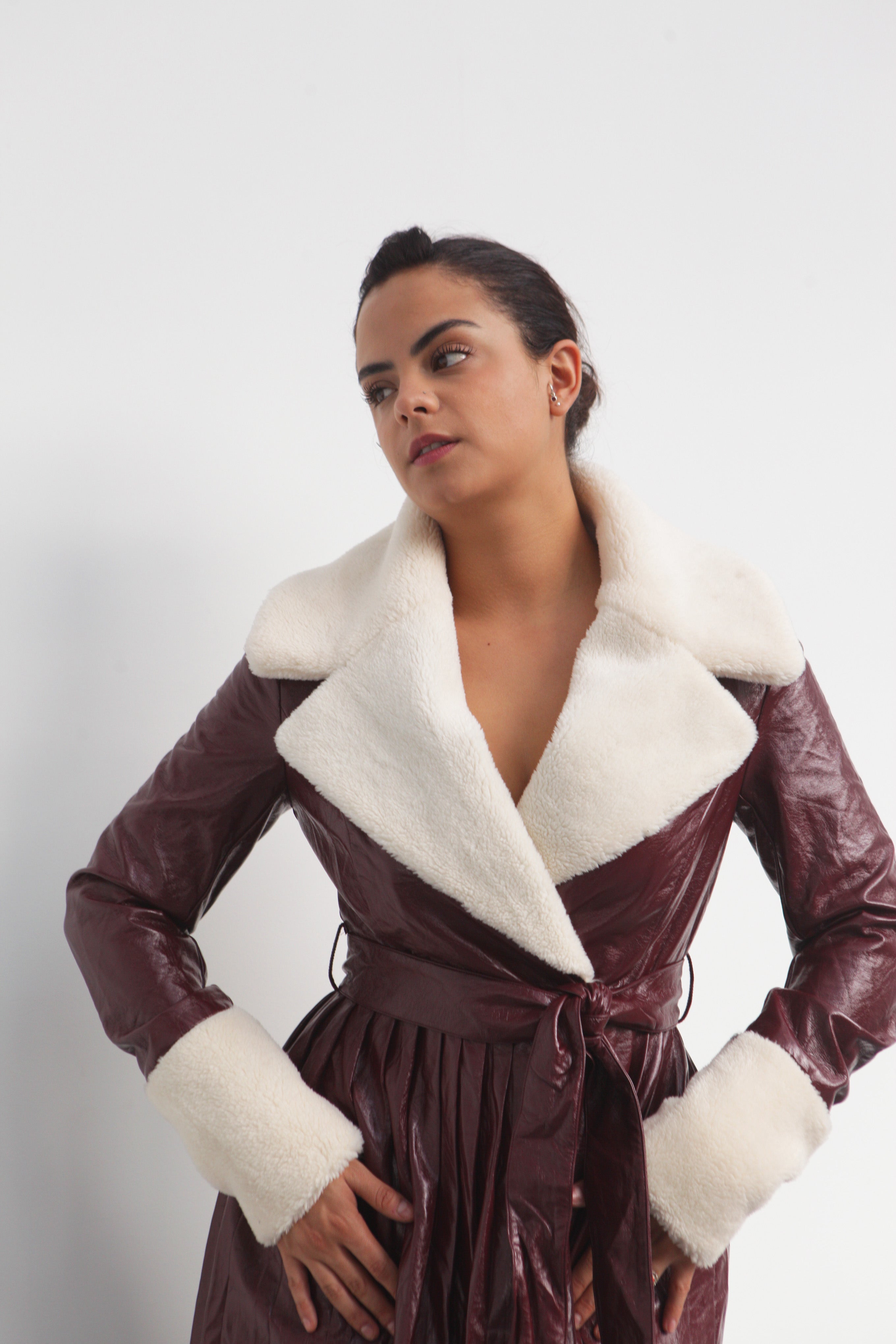 Abrigo largo vinipiel con borrega Vino