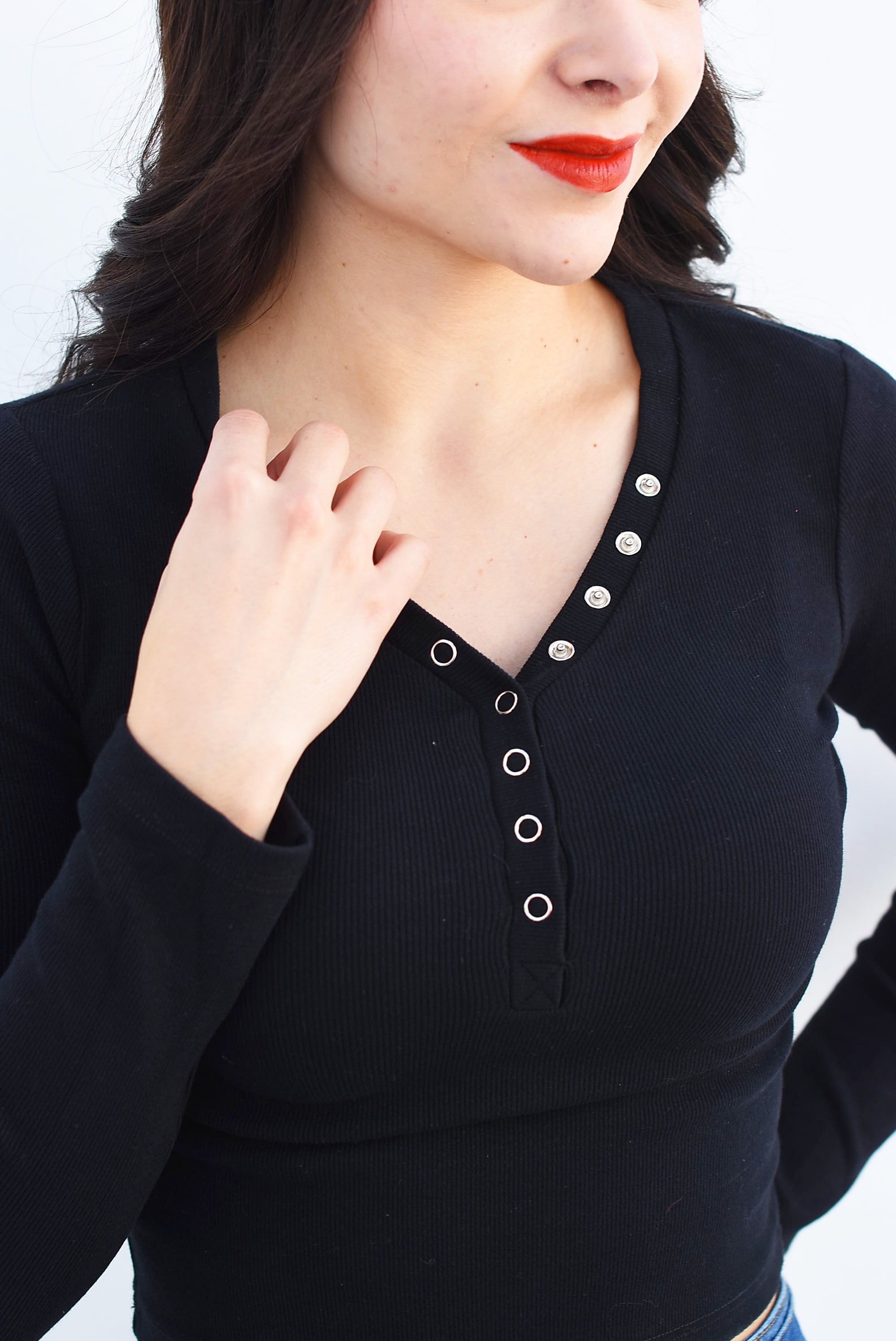 Playera básica crop manga larga botones Negra