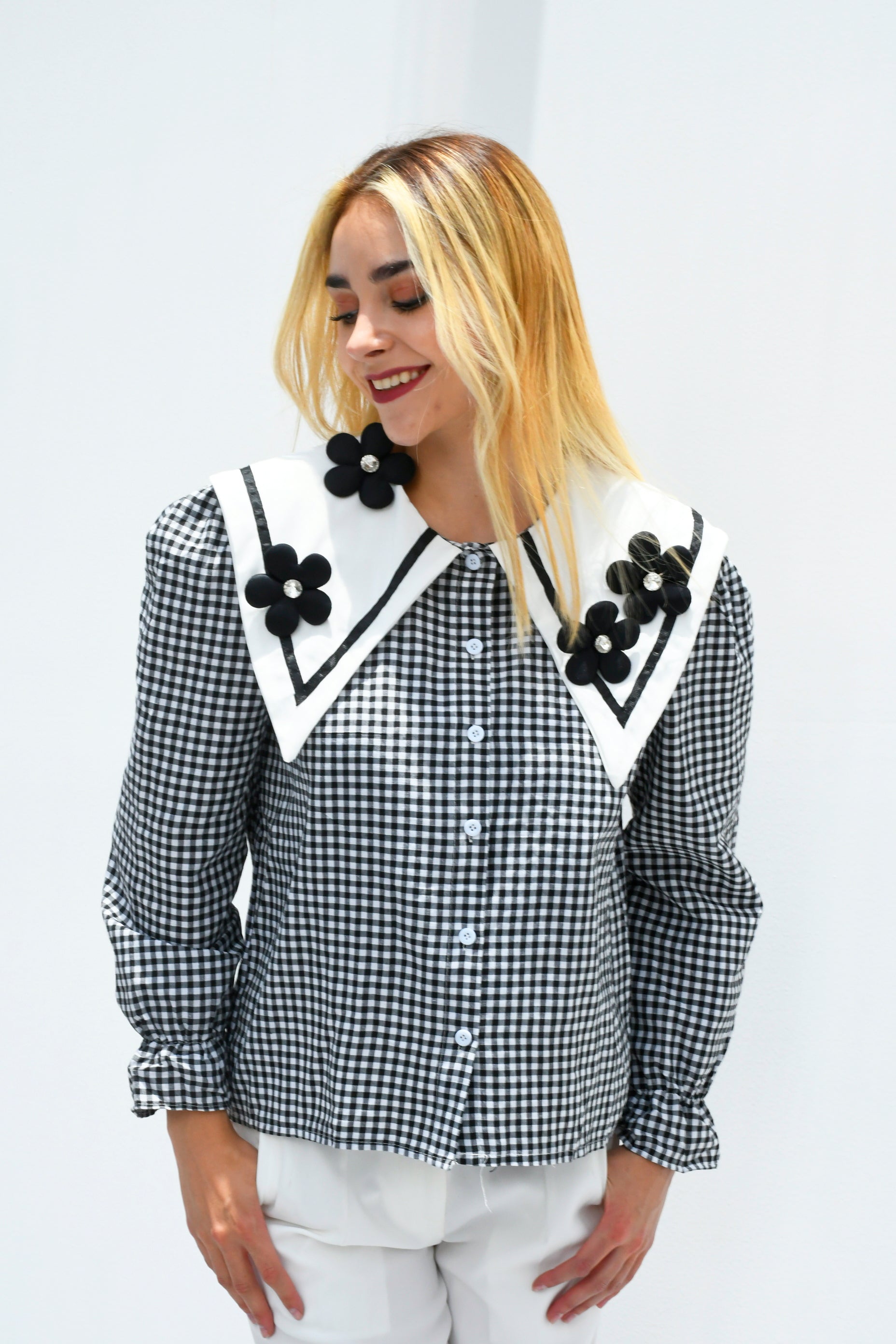 Blusa cuadros cuello bobo con Flores Negra