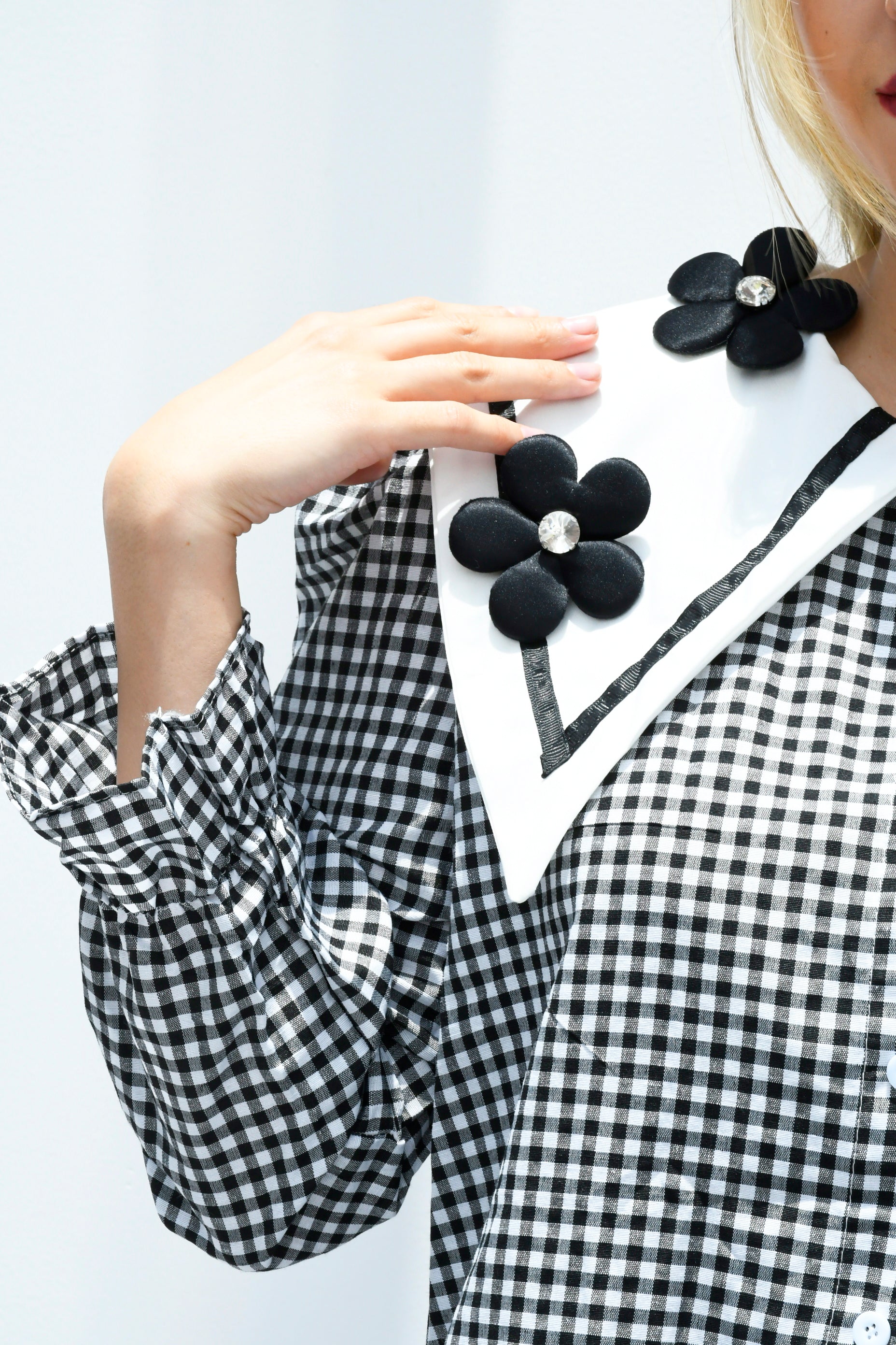 Blusa cuadros cuello bobo con Flores Negra